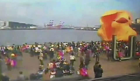 Vịt cao su khổng lồ nổ tung trước thềm năm mới