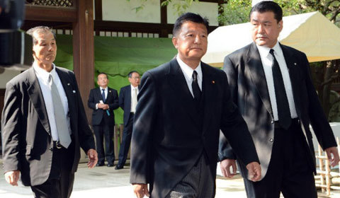 Bộ trưởng Nhật thăm đền Yasukuni trong ngày đầu năm