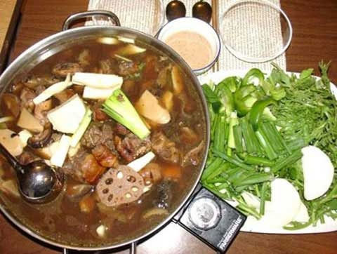 Nầm lợn, thịt chó tẩm hương liệu ra lẩu dê đặc sản