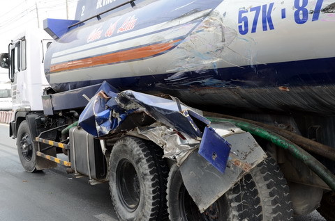 Xe bồn tông xe khách, bé trai 1 tuổi văng xuống đường