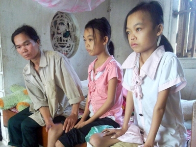 Hai chị em sinh đôi ngồi chờ “thần chết” gọi tên