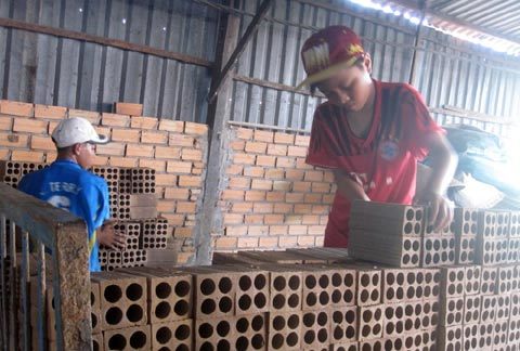 Chật vật mưu sinh với nghề làm gạch