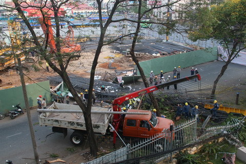 Lật xe cẩu, rơi khối thép 'khổng lồ' giữa phố Sài Gòn