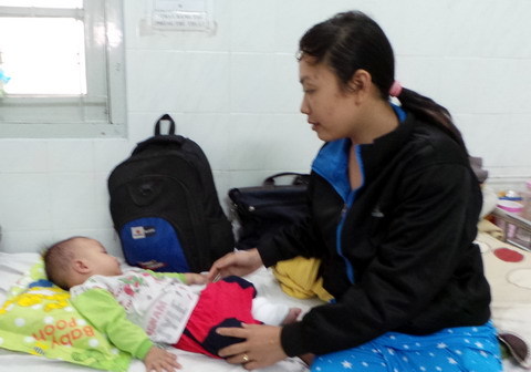 Bé trai văng qua cửa xe khách thoát chết kỳ diệu