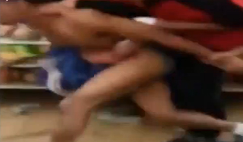 10 clip 'nóng': Bị lột quần vì trộm đồ siêu thị