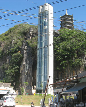 Thang máy lên Ngũ Hành Sơn  “nằm vạ”