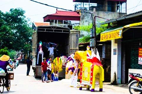 Điện thờ giấy mạ vàng giá hàng chục triệu hút khách giàu