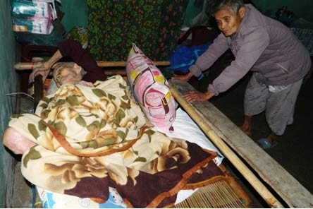 Cụ bà 79 tuổi nuôi chị 83 tuổi liệt giường