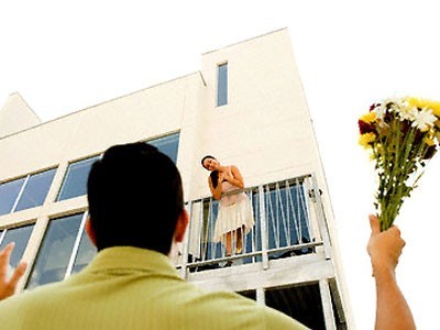 Đàn ông mất phong độ khi cầm áo hộ người yêu?