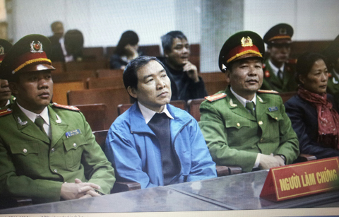 Hình ảnh anh em Dương Chí Dũng tại tòa