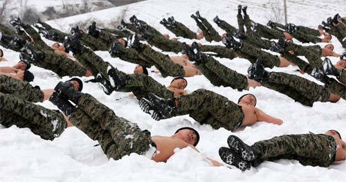Cảnh lính Hàn khổ luyện giữa tuyết cóng