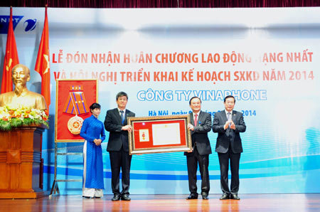 VinaPhone nhận Huân chương Lao động hạng Nhất