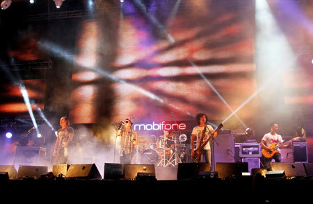 Bão rock xông đất miền Tây