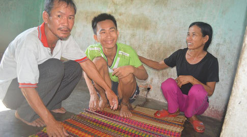 Thảm cảnh chồng bị tai biến, vợ và hai con bị thần kinh