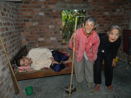 Hai cụ già đau đớn nhìn con chết mòn