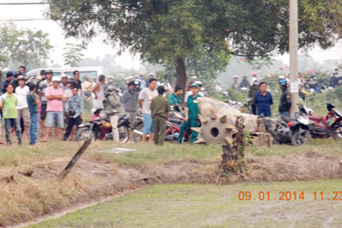 Ùn tắc quốc lộ vì xem xác chết dưới mương