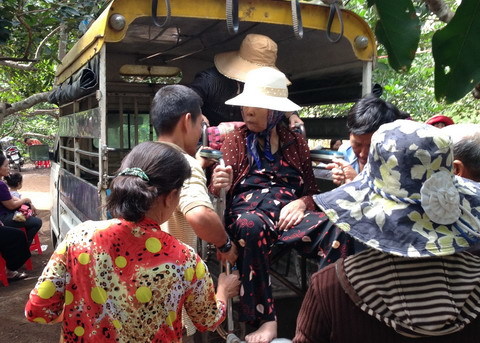 Sự thật 'thần y' 9 tuổi chữa bệnh bằng sờ và vuốt