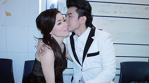 Vợ chồng Đan Trường hôn nhau tình cảm sau sân khấu