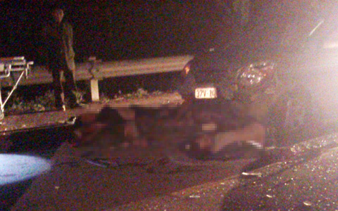 Đâm kinh hoàng, 2 ô tô dính chặt, 3 người chết thảm