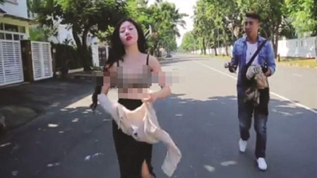 Ngộ độc trào lưu 'đòi quà, cởi đồ'