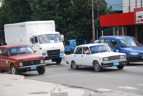 Ôtô ở Cuba: Lung linh xe cổ, đắt đỏ xe mới
