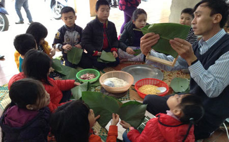 Bé hớn hở học gói bánh chưng ở trường