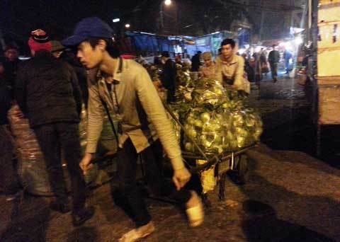 Những đứa bé oằn lưng 'gánh' cả chợ đêm