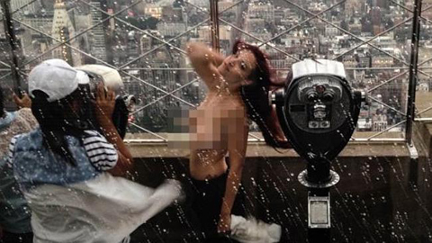 Bị kiện 1 triệu USD vì chụp ảnh bán nude