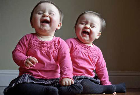 Thú vị ảnh bố chụp con sinh đôi từng ngày