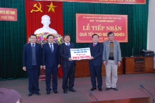 Ủng hộ 200 triệu quỹ “Vì người nghèo” tỉnh Phú Thọ