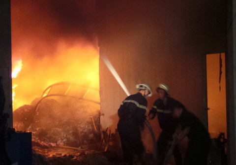 Cháy dữ dội thiêu rụi kho vải giữa khu dân cư