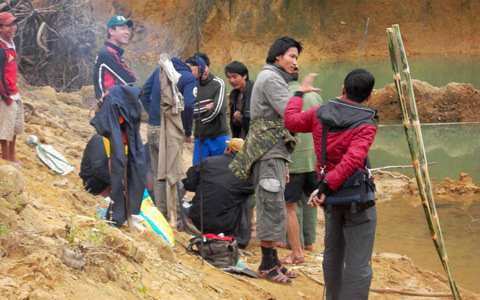 Dầm mình trong giá rét tìm 