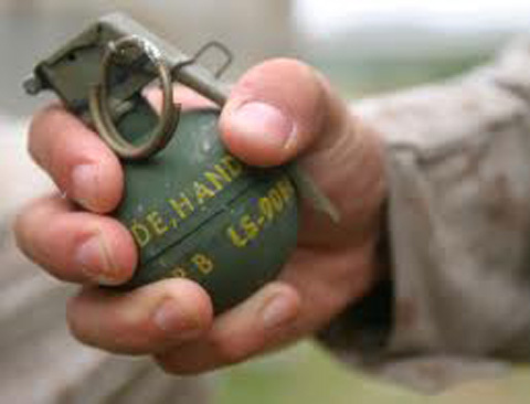 Tặng gói quà có chứa lựu đạn cho Chủ tịch huyện