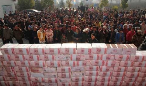 Ngắm núi tiền thưởng Tết của nông dân Trung Quốc