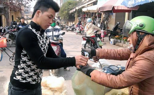 Hàng dạt đội lốt đặc sản xuống vỉa hè