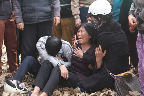 Ô tô lạng lách hơn 1km rồi đâm chết người