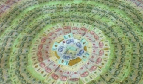 Choáng với cảnh lát tiền đầy sàn nhà của tay chơi Việt