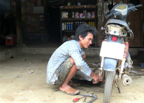 Vỡ mộng làm giàu ở nước ngoài, xin về quê… vá xe trả nợ