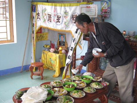 Tảo mộ ở xóm có 18 người bị lũ cuốn