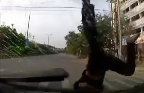 Rợn người xe máy đấu đầu ô tô chỉ có ở Việt Nam