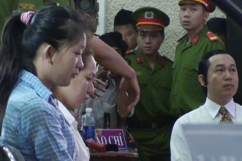 Bảo mẫu hành hạ trẻ khóc nức nở tại tòa