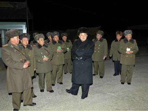 Kim Jong-un xem lính nhảy dù diễn tập vào đêm