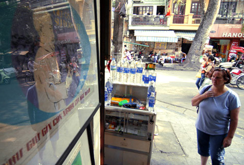 Tranh cổ động: Món quà gói ký ức