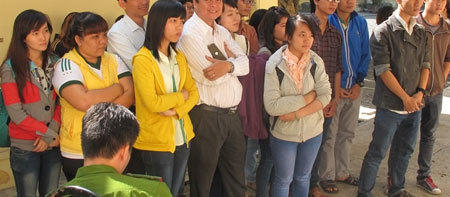 Nhiều sinh viên hoãn vé tàu để xem 'trò chơi ngôn ngữ'