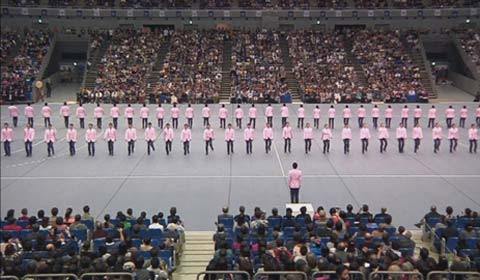 Xem sinh viên Nhật Bản bước đều như người máy