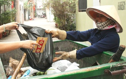 Món quà vô giá của người mẹ quét rác