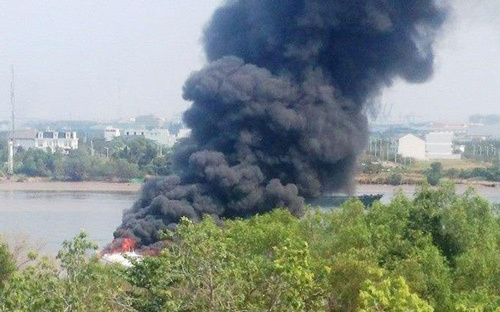 Cháy tàu cánh ngầm, khách nháo nhào nhảy sông
