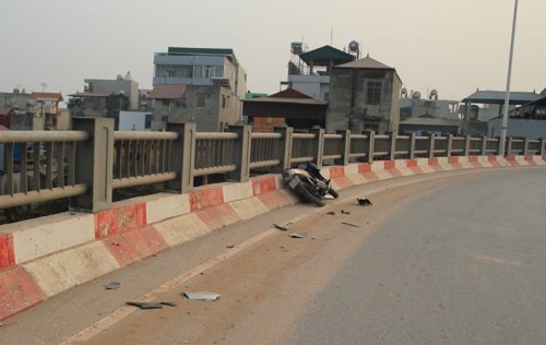 Bay qua thành cầu Vĩnh Tuy, đôi nam nữ nguy kịch