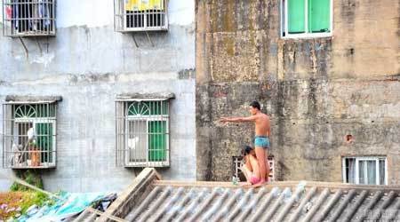 Li kỳ kẻ bắt cóc và con tin đều bị lột truồng