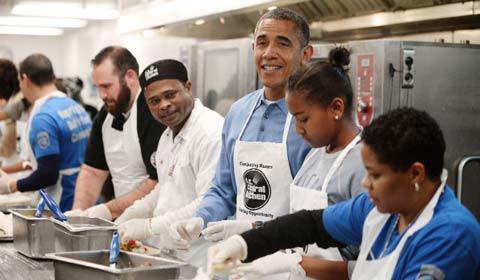 Gia đình Obama trổ tài vào bếp